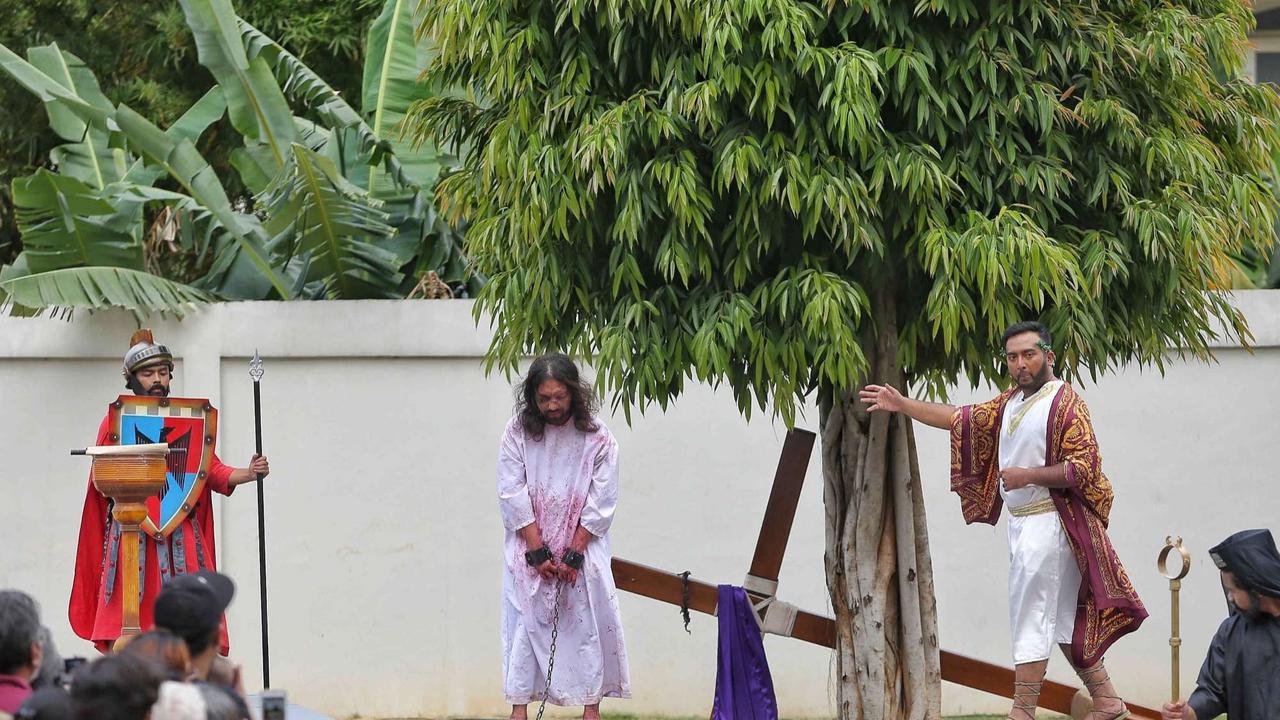 Drama penyaliban Yesus Kristus selama peringatan Jumat Agung