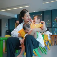 Paula Verhoeven bersama kedua anaknya (Instagram/paula_verhoeven)