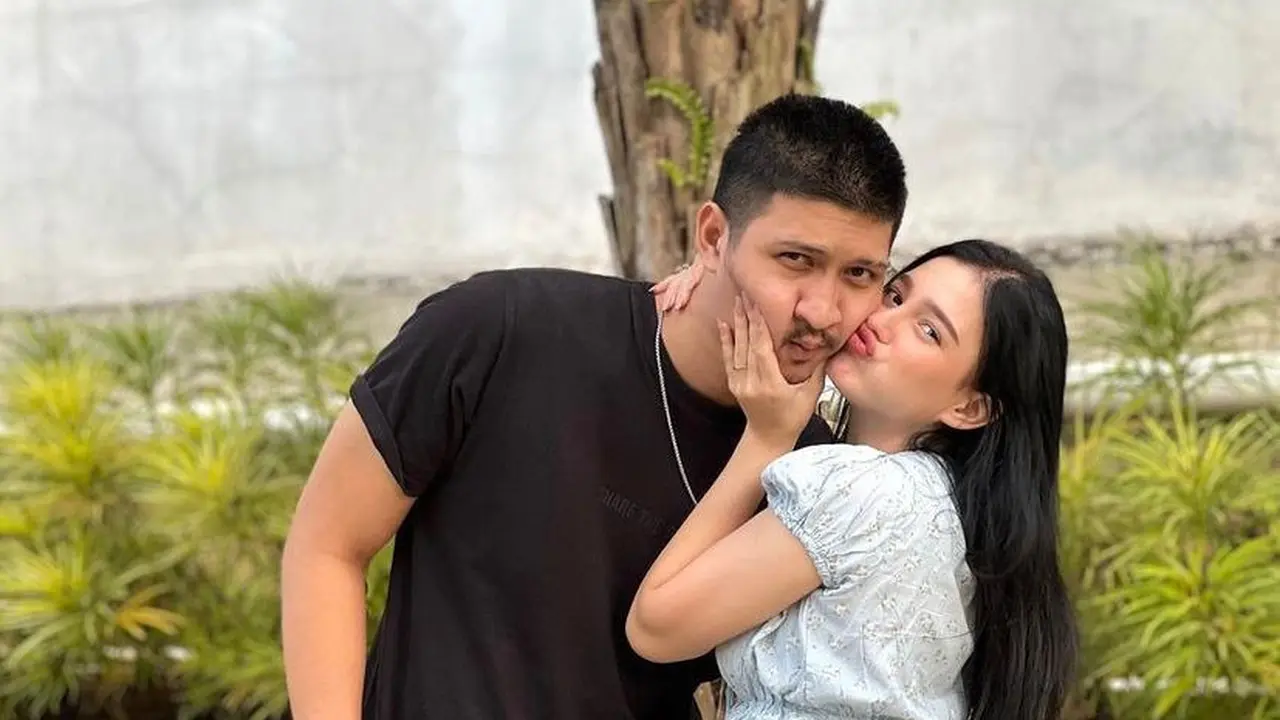6 Gaya Kasual Yasmine Ow Pamer Baby Bump yang Mulai Terlihat, Bumil Makin Glowing