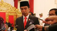 Presiden Joko Widodo (Jokowi) memberikan keterangan kepada wartawan perihal insiden yang menimpa penyidik KPK, Novel Baswedan di Istana Merdeka, Jakarta, Selasa (11/4). Jokowi mengutuk keras penyerangan terhadap Novel Baswedan. (Liputan6.com/Angga Yuniar)