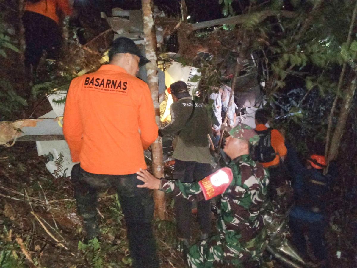 FOTO: TNI AD Kerahkan 209 Personel Evakuasi Helikopter Hilang di Sekadau
