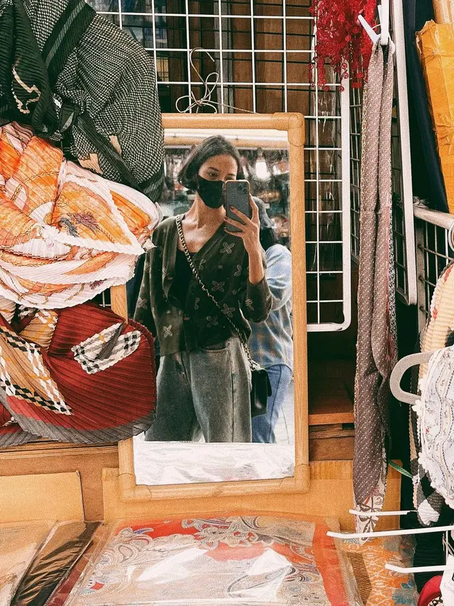 8 Inspirasi OOTD Kasual Putri Marino Saat Mirror Selfie di Korea Selatan