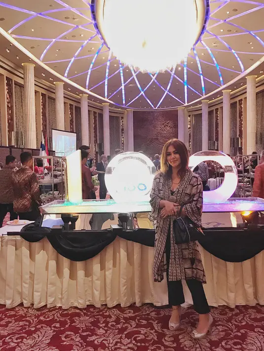 Sissy Priscillia, kakak dari Jevin Julian dan Vanesha Prescilla ini memang selalu memerhatikan soal penampilan. Tak heran juga kalau gayanya ini menjadi panutan mamah muda lainnya untuk meniru. (Instagram/sysiio)