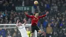 Penyerang Manchester United, Cristiano Ronaldo berebut bola udara dengan pemain Leeds United, Luke Ayling  pada pertandingan lanjutan Liga Inggris di Stadion Elland Road di Leeds, Inggris, Minggu (20/2/2022). MU menang atas Leeds United 4-2. (AP Photo/Jon Super)