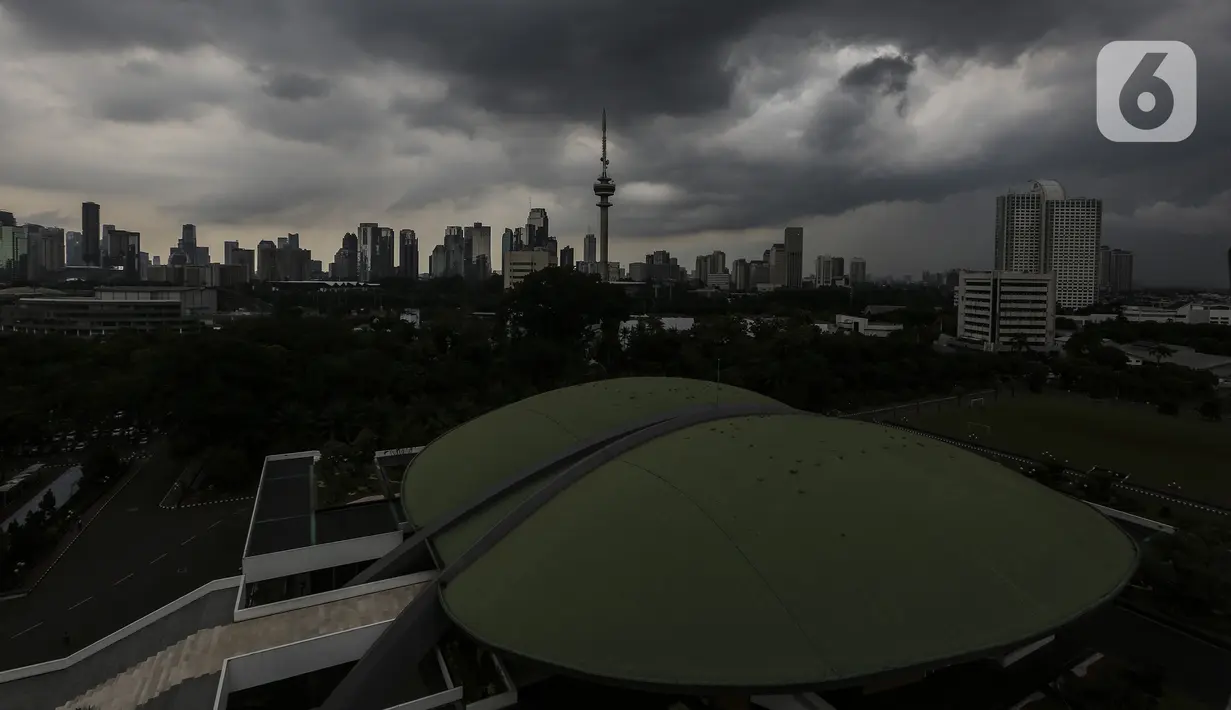 Awan hitam menyelimuti langit Jakarta, Kamis (4/11/2021). Badan Meteorologi, Klimatologi, dan Geofisika (BMKG) mengeluarkan peringatan dini potensi curah hujan tinggi dan berpotensi menimbulkan bencana hidrometeorologis di sejumlah daerah akibat adanya fenomena La Nina. (Liputan6.com/Johan Tallo)