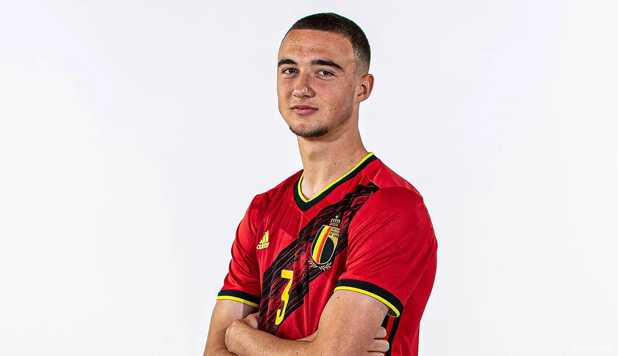 Zeno Debast. Bek tengah Belgia berusia 19 tahun yang dipromosikan dari tim U-21 ke tim utama RSC Anderlecht pada awal musim 2021/2022 ini merupakan produk asli Akademi RSC Anderlecht yang mulai menghuni akademi sejak 2019/2020. Ia baru menjadi pilihan utama RSC Anderlecht di kompetisi domestik maupun Eropa sejak awal usim 2022/2023. Atas catatan tersebut, pelatih Timnas Belgia Roberto Martinez memasukkannya ke dalam skuad Belgia ke Piala Dunia 2022, meskipun akhirnya belum diturunkan dalam dua laga awal Timnas Belgia di fase grup. (archysport.com)
