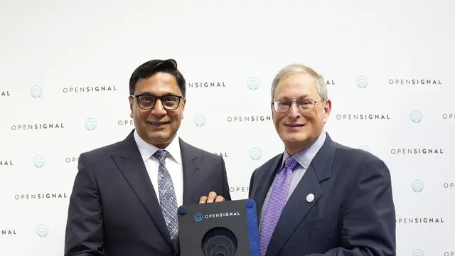 CEO sekaligus Presdir Indosat Ooredoo Hutchison Vikram Sinha menerima penghargaan dari OpenSignal