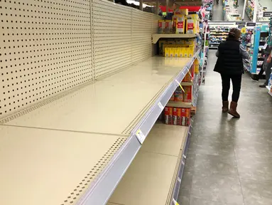 Rak-rak kosong di lorong kertas toilet di toko Walgreens di Buffalo Grove, negara bagian Illinois AS pada Rabu (18/11/2020). Lonjakan kasus COVID-19 di AS membuat orang kembali ke toko untuk menimbun lagi, meninggalkan rak kosong dan memaksa pengecer membatasi pembelian (AP/Nam Y. Huh)