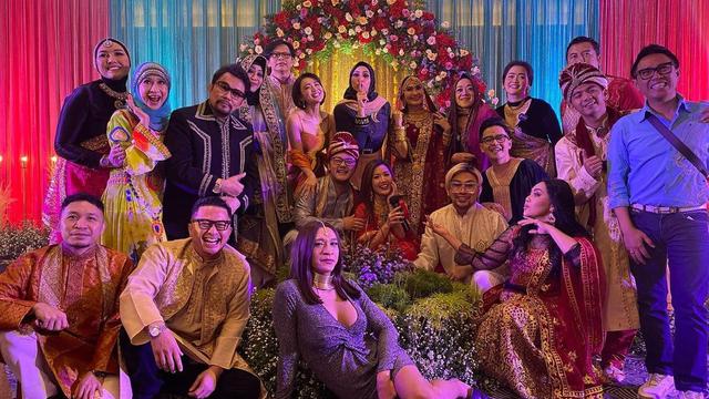 Pesta ultah Iis Dahlia ke-50 usung tema Bollywood (Foto: Instagram @kangferrymaryadi)