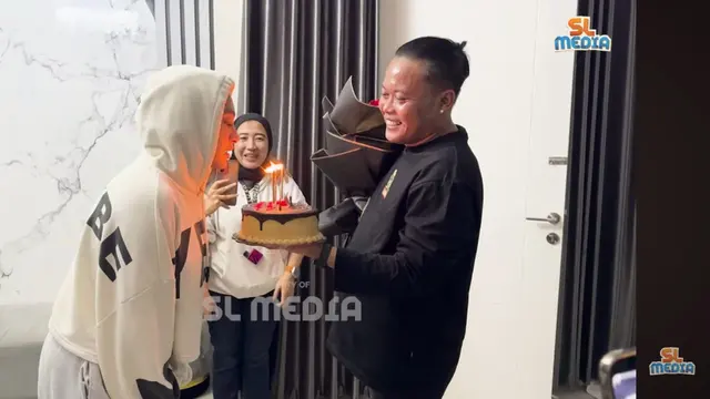 Sule Rayakan Ultah Santyka Fauziah ke-30