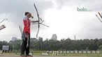 Pemanah Indonesia, Subekti Okka Bagus membidik sasaran saat turun pada nomor Recurve Tim Putra Test Event Asian Games 2018 di Venue Panahan, Jakarta, Selasa (13/2/2017). Indonesia menang atas Malaysia 5-4. (Bola.com/Nick Hanoatubun)
