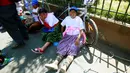 Peserta beristirahat setelah menyelesaikan balapan balapan sepeda Cholita di El Alto, La Paz, Bolivia (29/10). Balapan ini diikuti sekitar 100 orang peserta dan diadakan setiap tahunnya di Bolivia.  (Reuters/David Mercado)
