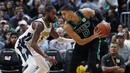 Pemain Denver Nuggets, Will Barton (kiri) berusaha mengadang laju pemain Boston Celtics, Jayson Tatum pada laga NBA basketball game di Pepsi Center, Denver, (29/1/2018). Celtics menang 111-110. (AP/David Zalubowski)