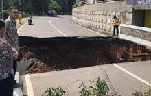 Debit Air Meningkat, Jembatan di Bekasi Amblas Sedalam Lima Meter