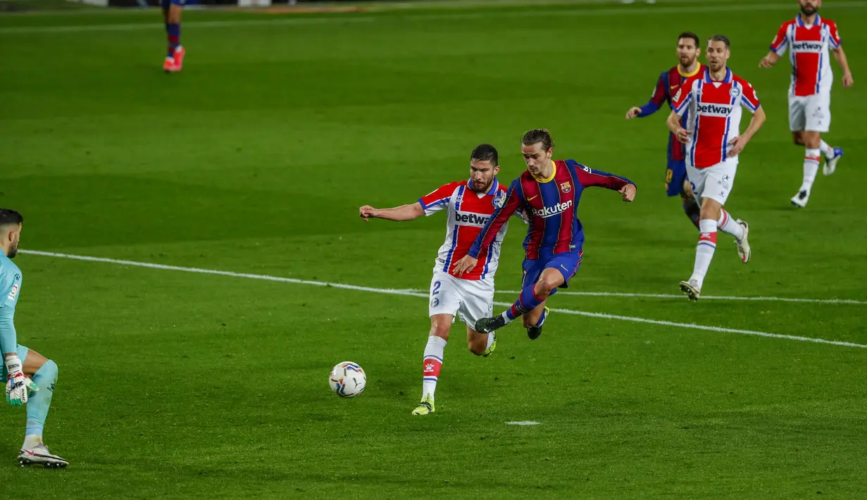Penyerang Barcelona, Antoine Griezmann menembak bola ke gawang Deportivo Alaves pada pertandinga La Liga Spanyol di stadion Camp Nou, Spanyol, Minggu (14/2/2021). Barcelona menang telak atas Alaves 5-1. (AP Photo/Joan Monfort)