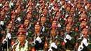 Perwira militer Myanmar berdiri di barisan selama parade untuk memperingati Hari Angkatan Bersenjata ke-73 di Naypyitaw, Selasa (27/3). Ribuan angkatan bersenjata Myanmar yang dikenal sebagai Tatmadaw mengikuti parade ini. (AP Photo/Aung Shine Oo)