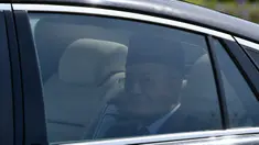 Perdana Menteri interim Malaysia Mahathir Mohamad tiba di Istana Negara di Kuala Lumpur, Malaysia, pada 27 Februari 2020. Belum ada informasi resmi soal tujuan kunjungan itu, namun diduga keduanya membahas jabatan PM Malayasia berikutnya. (Xinhua/Zhu Wei)