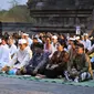 Umat Hindu menggelar aksi solidaritas dan doa bersama untuk Palestina di Candi Prambanan, Yogyakarta. (Foto: Kemenag)