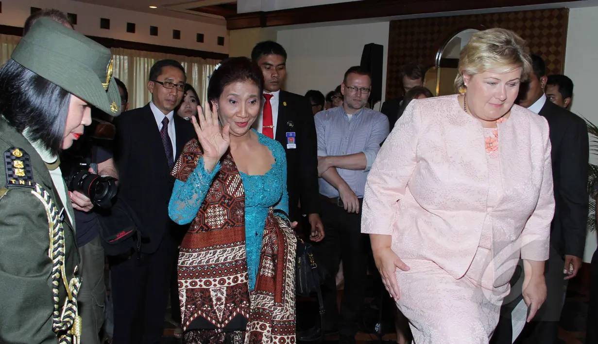 Menteri Kelautan dan Perikanan Susi Pudjiastuti (kiri) dan PM Norwegia Erna Solberg saat menghadiri penandatangan kerjasama dalam bidang kelautan dan perikanan di Jakarta, Selasa (14/4/2015). (Liputan6.com/Helmi Afandi)