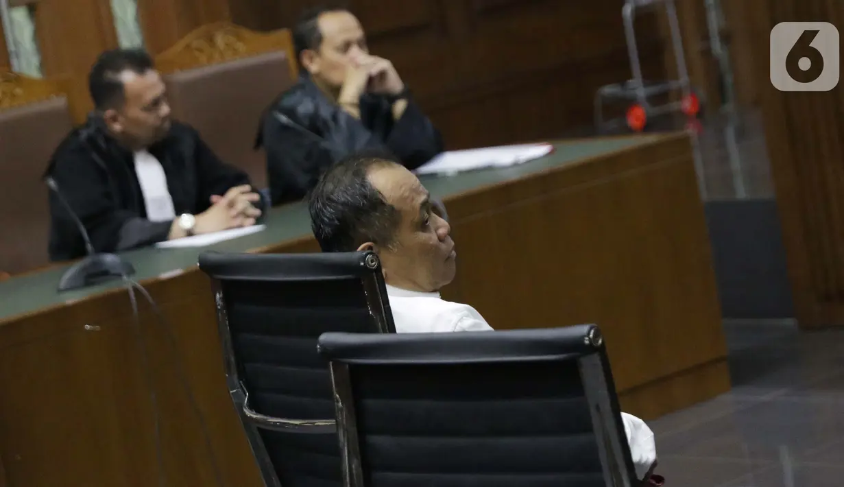 Terdakwa kasus dugaan kepemilikan senjata api illegal, Habil Marati saat menjalani sidang lanjutan di Pengadilan Negeri Jakarta Pusat, Kamis (3/10/2019). Jaksa juga mendakwa Habil sebagai penyandang dana pembelian empat pucuk senjata api dan peluru ilegal. (Liputan6.com/Helmi Fithriansyah)