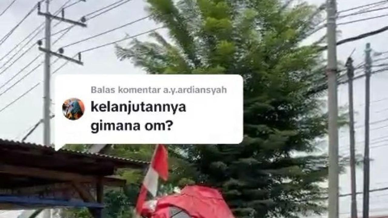 Momen ini pun langsung menarik perhatian warga. Banyak orang ikut menonton proses evakuasi mobil yang jatuh ke sungai saat akan dicuci ini.