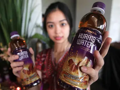 Model menunjukkan prodak Nafoura Kurma Water di Jakarta, Kamis (2/5). Nafoura Kurma Water siap dipasarkan di Indonesia untuk memenuhi kebutuhan nutrisi masyarakat saat berpuasa. (Liputan6.com/Angga Yuniar)