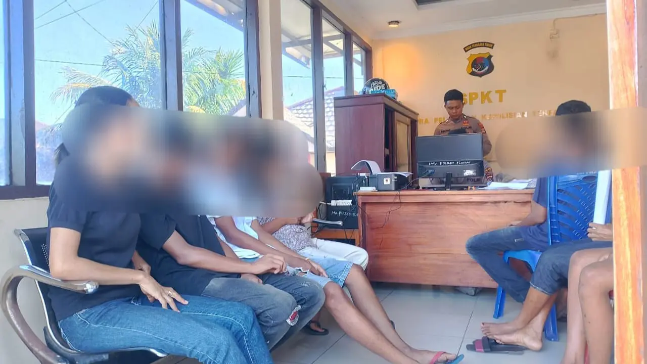 Sejumlah keluarga korban saat melaporkan kasus pencabulan terhadap tujuh anak ke Polres Flores Timur (Liputan6.com/Ola Keda)