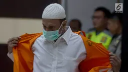 Terdakwa kasus pembunuhan dokter Letty Sultri, dokter Ryan Helmi membuka rompi tahanan sebelum menjalani sidang putusan di PN Jakarta Timur, Selasa (7/8). Dr Helmi menembak dr Letty Sultri di Klinik Utama Az-Zahra Medical Center. (Merdeka.com/Imam Buhori)