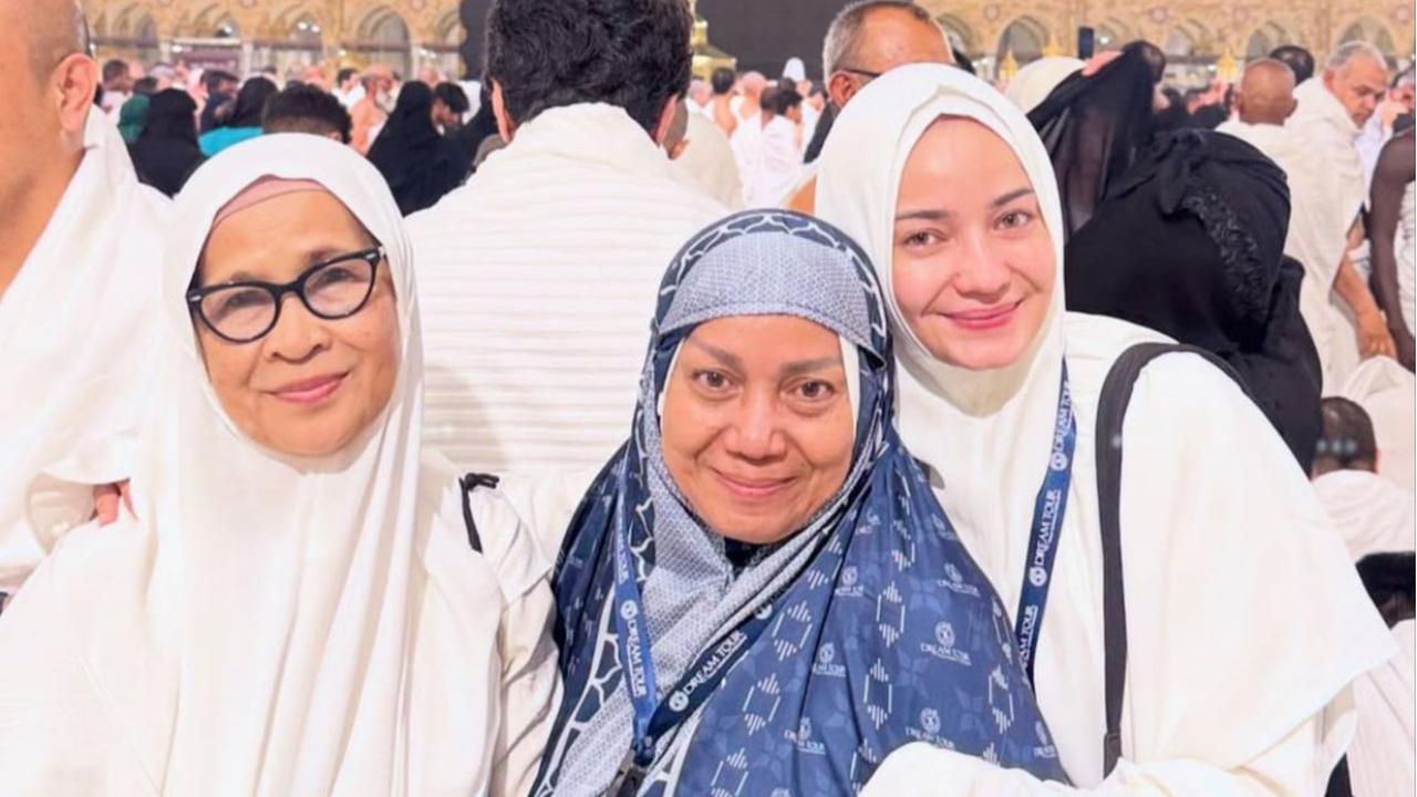 Enzy Storia Bagikan Kebahagiaan Tak Terhingga Bisa Kembali ke Baitullah di Bulan Ramadhan