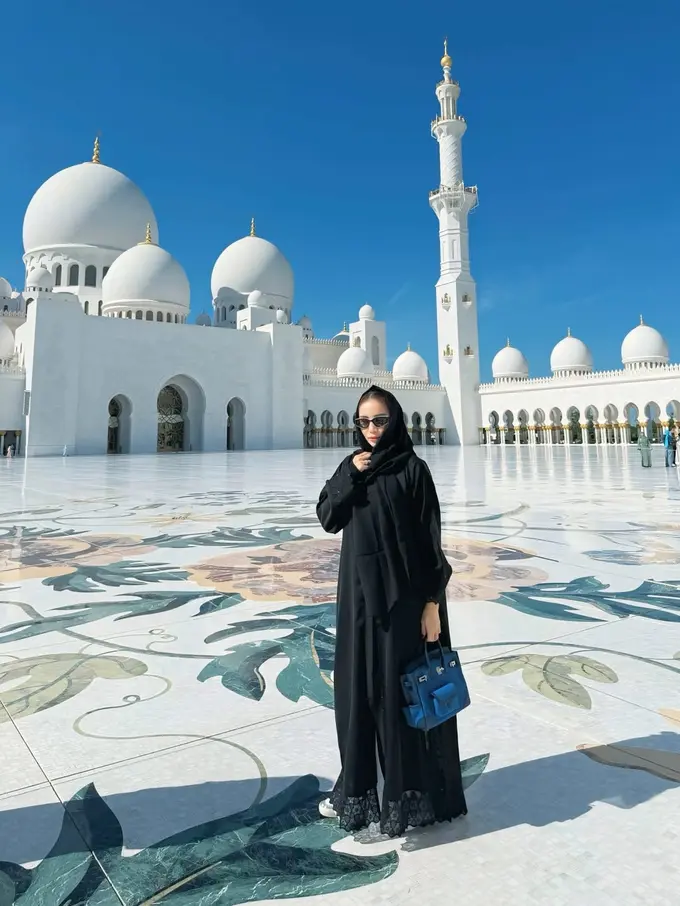 Potret Santun Momo Geisha Kunjungi Masjid Agung Dubai, Pakai Kerudung Hitam dan Tenteng Tas Hermes Rp600 Jutaan