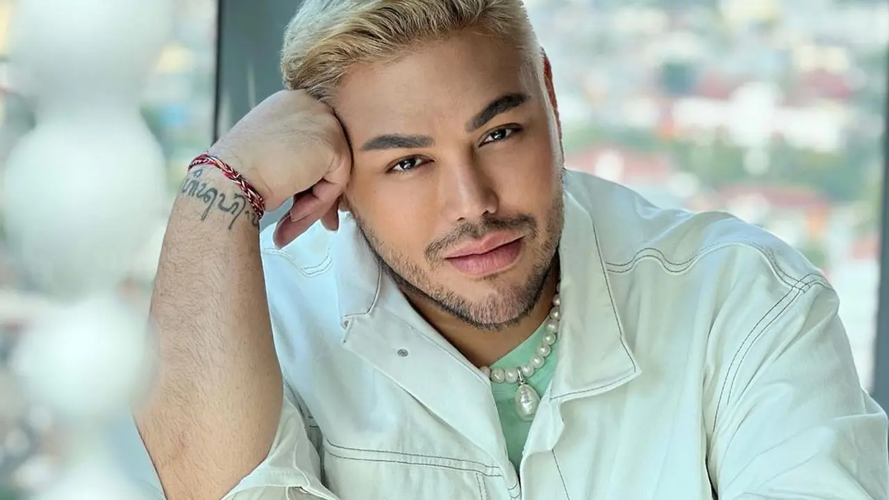 Ivan Gunawan dengan Warna Rambut Blonde