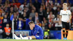 Gelandang Chelsea, Mason Mount, tampak lesu usai dikalahkan Valencia pada laga Liga Champions di Stadion Stamford Bridge, Selasa (17/9/2019). Chelsea takluk 0-1 dari Valencia. (AP/Frank Augstein)