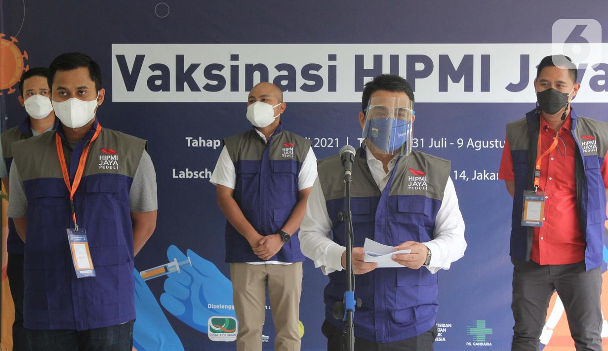 Wakil Gubernur DKI Jakarta Ahmad Riza Patria memberikan sambutan pada vaksinasi HIPMI Jaya di SMP dan SMA Labschool Kebayoran, Jakarta Selatan, Sabtu (03/7/2021). HIPMI bekerja sama dengan pemerintah berakselerasi dalam vaksinasi Covid-19 untuk pemulihan ekonomi nasional. (Liputan6.com/Fery Pradolo)
