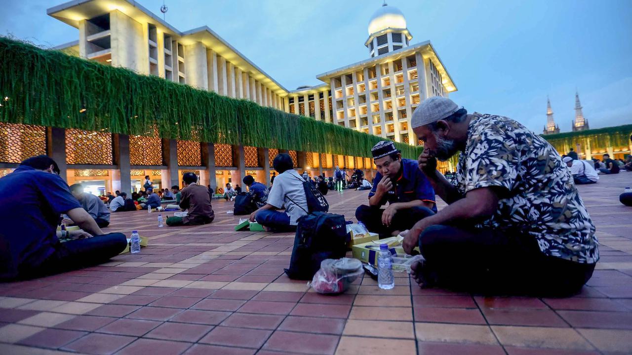 FOTO: Ribuan Jemaah Berbuka Puasa di Masjid Istiqlal pada Hari Pertama Ramadan