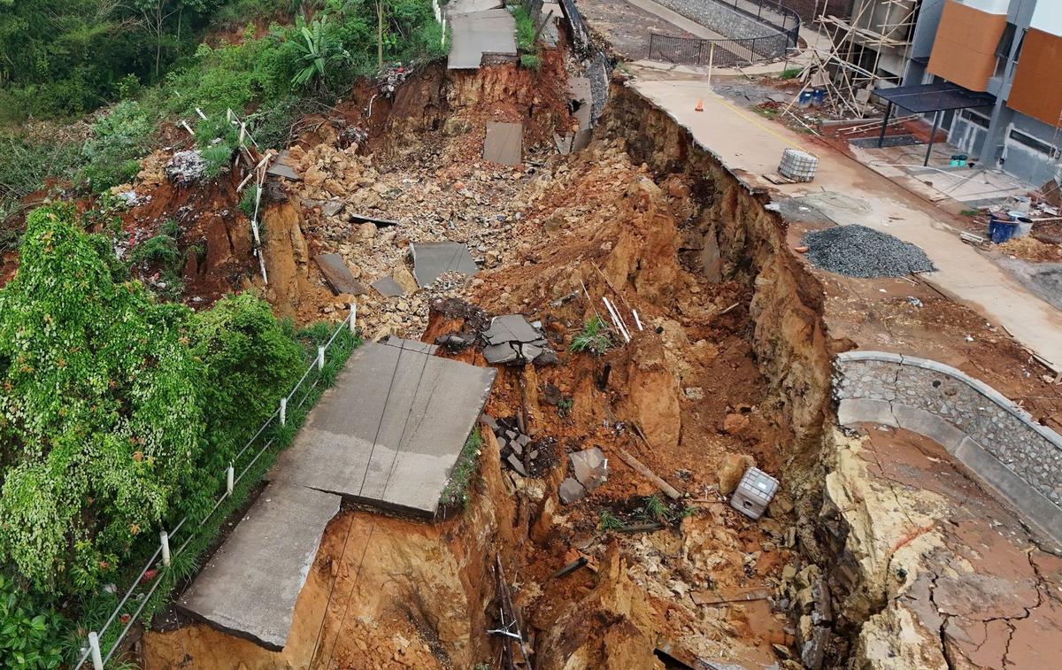 Kondisi Terkini Jalan Penghubung Tangerang-Bogor Terputus Akibat Longsor