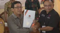 Ketua KPU Bali I Dewa Kade Wiarsa Raka Sandi mengungkapkan hasil tes kedua paslon Pilkada Bali. (Liputan6.com/Dewi Divianta)