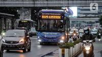 Bus listrik Transjakarta melintas di Jalan Jenderal Sudirman, Jakarta, Kamis (4/11/2021). Layanan uji coba bus listrik Transjakarta berpelanggan rute Blok M-Balai Kota beroperasi lebih awal mulai pukul 05.00-21.30 WIB. (merdeka.com/Iqbal S. Nugroho)