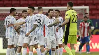 Para pemain Argentina saling menyapa di penghujung pertandingan usai mengalahkan Paraguay pada pertandingan partai matchday 3 Grup A Copa America 2021 di Stadion Nasional, Brasil, Selasa (22/6/2021). Argentina menang tipis atas Paraguay 1-0 berkat gol tunggal Gomez. . (AP Photo/Eraldo Peres)