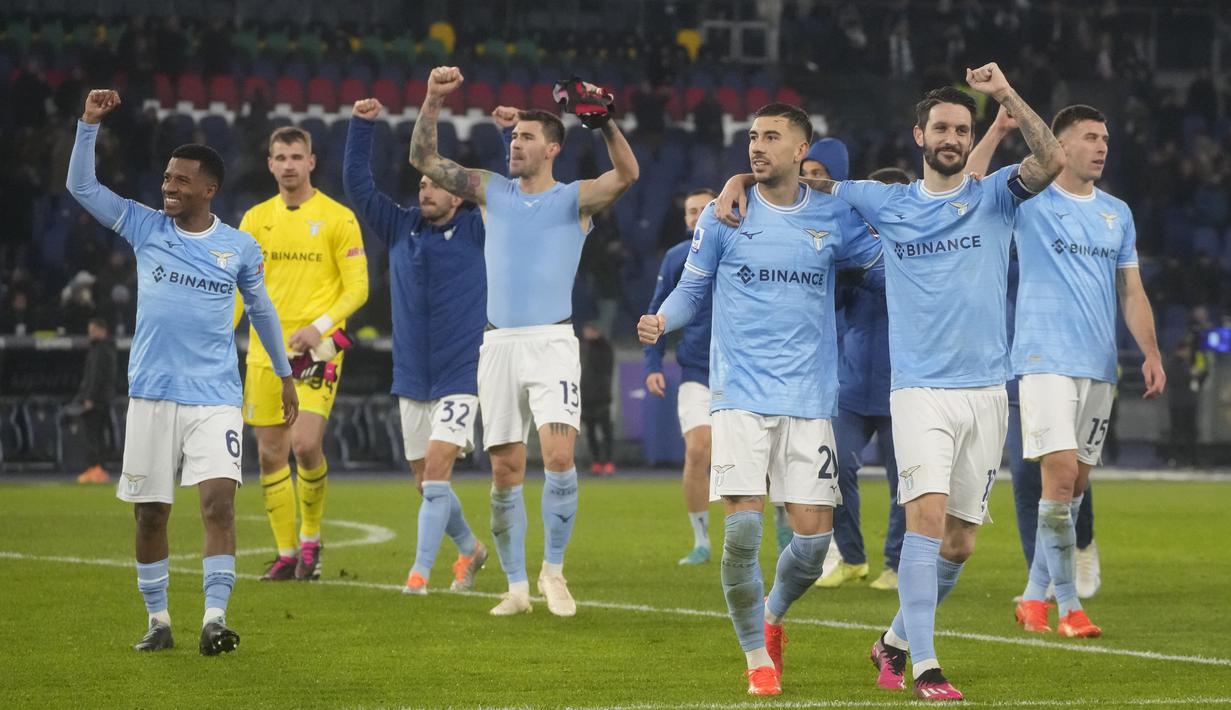 Para pemain Lazio merayakan kemenangan atas AC Milan pada laga Liga Italia di Stadion Olimpico, Roma,(24/1/2023). Kemenangan ini juga mendongkrak Lazio naik ke peringkat ketiga klasemen sementara Liga Italia dengan 37 poin. Sementara itu, Milan masih tertahan di peringkat dua dengan poin 38. (AP Photo/Gregorio Borgia)
