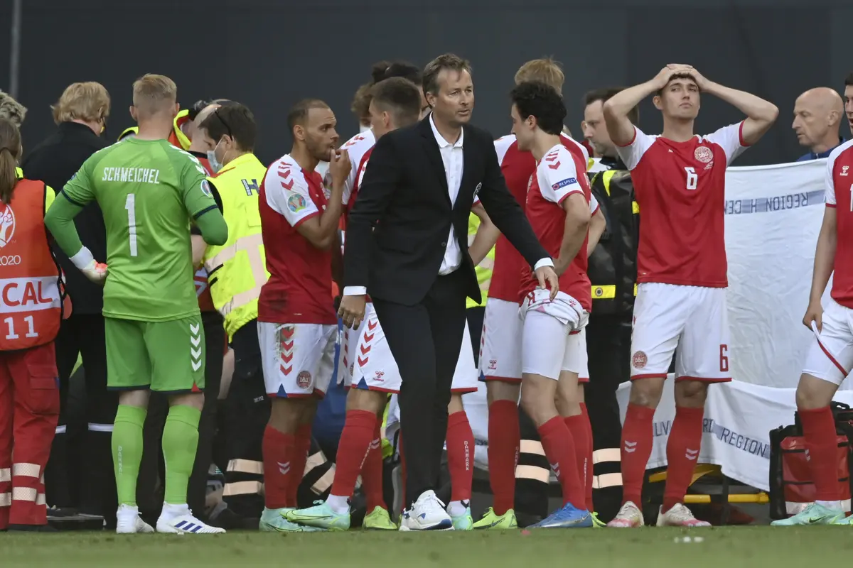 Raut Kecemasan Kekasih, Fans Hingga Rekan Setim saat Christian Eriksen Kolaps