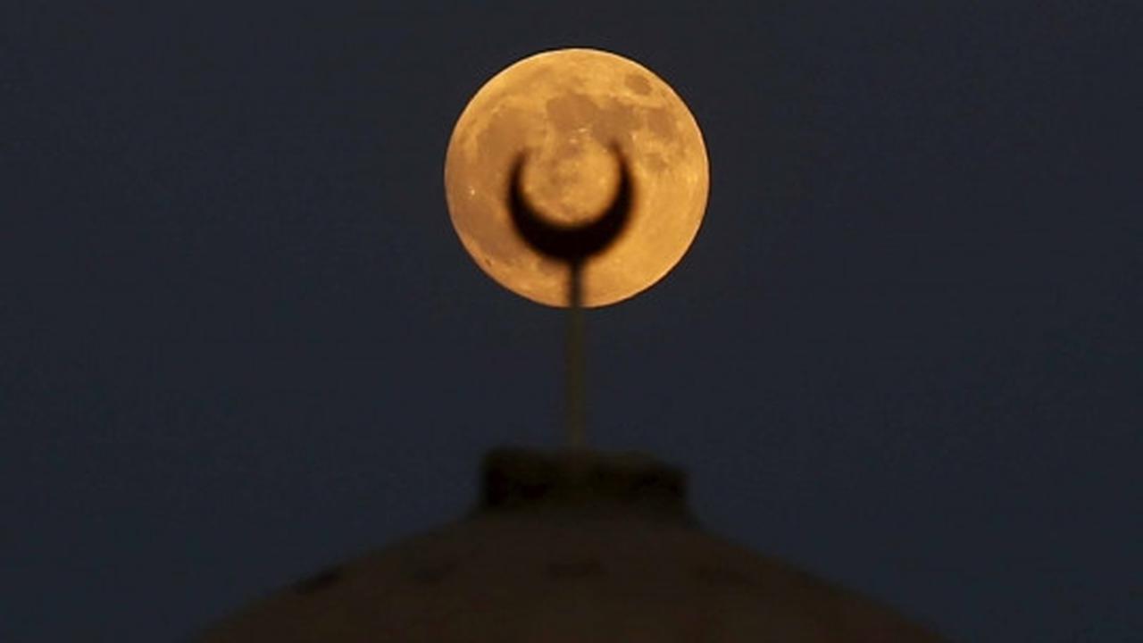 Menyaksikan keindahan fenomena Supermoon 'berdarah'