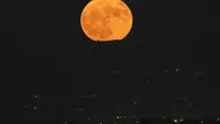 Supermoon terbit di langit malam di atas Roma, Italia, Senin, 3 Juli 2023. (AP Photo/Alessandra Tarantino)