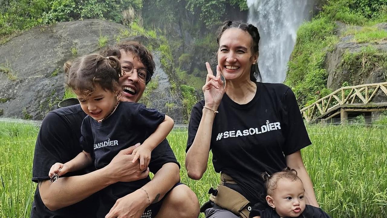 Potret Nadine Chandrawinata Ajak 2 Anaknya ke Curug, Kompak Sama Dimas Anggara