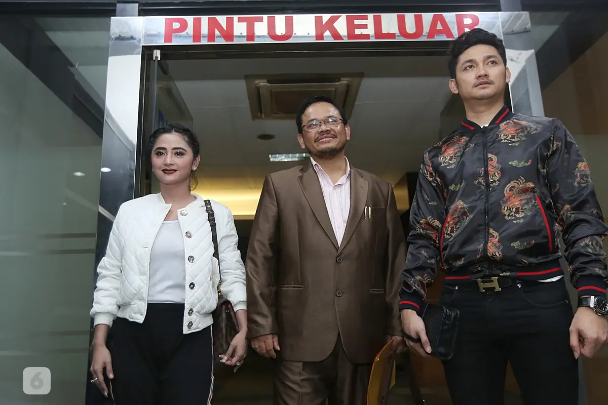 [Bintang] Dewi Perssik dan Angga Wijaya