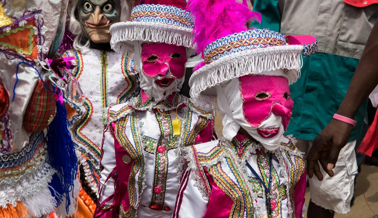 Peserta mengenakan topeng saat acara Winneba Fancy Dress di Ghana, Senin (2/1). Festival ini oleh penduduk sekitar dikenal dengan nama Kakamotobi. (AFP PHOTO / Ruth McDowall)