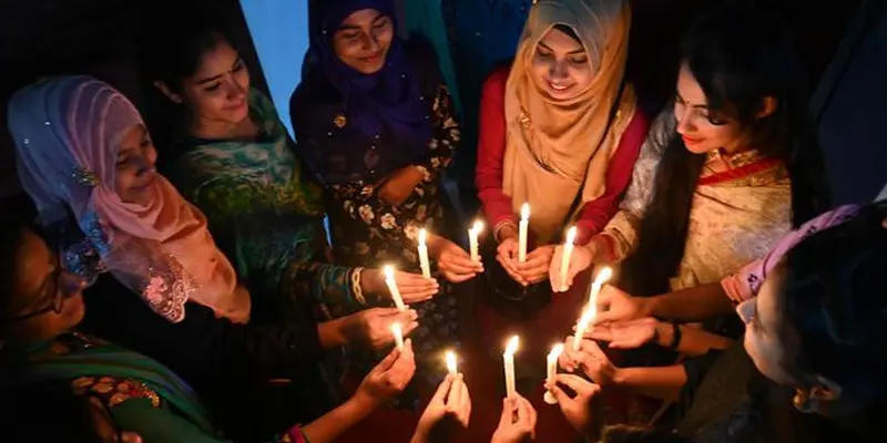 Aksi Nyalakan Lilin Peringati Hari Perempuan Internasional di Bangladesh