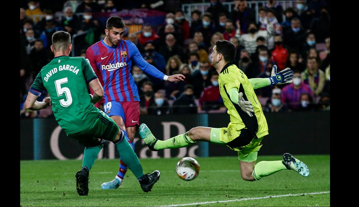 Torres kembali membubuhkan namanya di papan skor pada menit ke-21. Ia menerima umpan manis dari Ousmane Dembele sebelum melewatkan bola ke sela-sela kedua kaki Sergio Herrera. (AP Photo/Juan Monfort)