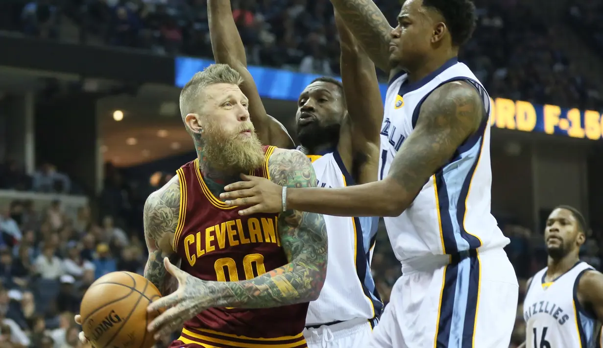 Aksi pemain Cleveland Cavaliers, Chris Andersen #00 mencoba melewati kepungan pemain Memphis Grizzlies, Tony Allen (kanan) dan Jarell Martin (tengah) pada laga NBA di FedExForum, (14/12/2016).  (Reuters/Nelson Chenault-USA TODAY Sports)