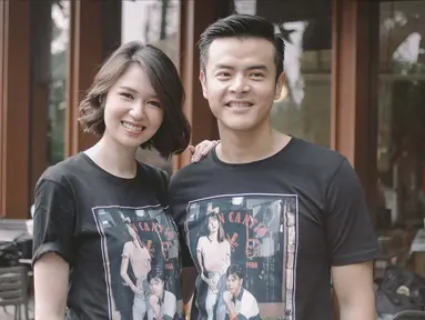 Pemain film Terbang Menembus Langit Laura Basuki dan Dion Wiyoko berpose untuk difoto usai jumpa pers film dikawasan Jakarta, Senin (16/4). (Liputan6.com/Faizal Fanani)