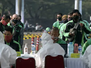 Pengemudi ojek online antre saat menjalani swab test COVID-19 di Alam Sutra, Tangerang Selatan, Banten, Selasa (21/7/2020). Swab test gratis yang digelar Pemerintah Provinsi Banten melalui Dinas Kesehatan tersebut diikuti oleh 700 pengemudi ojek online. (merdeka.com/Dwi Narwoko)